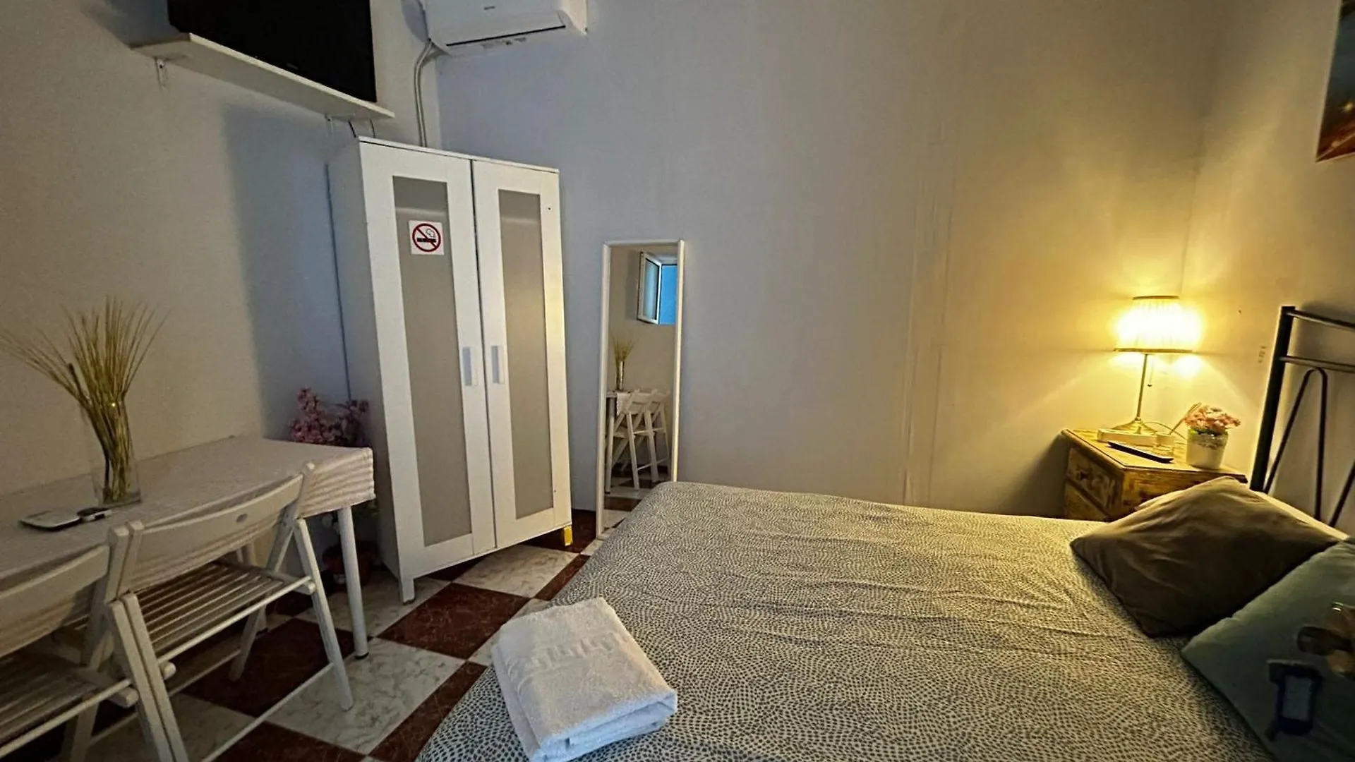 Santa Isabel Low Cost Rooms In Private House Sevilha Casa de hóspedes