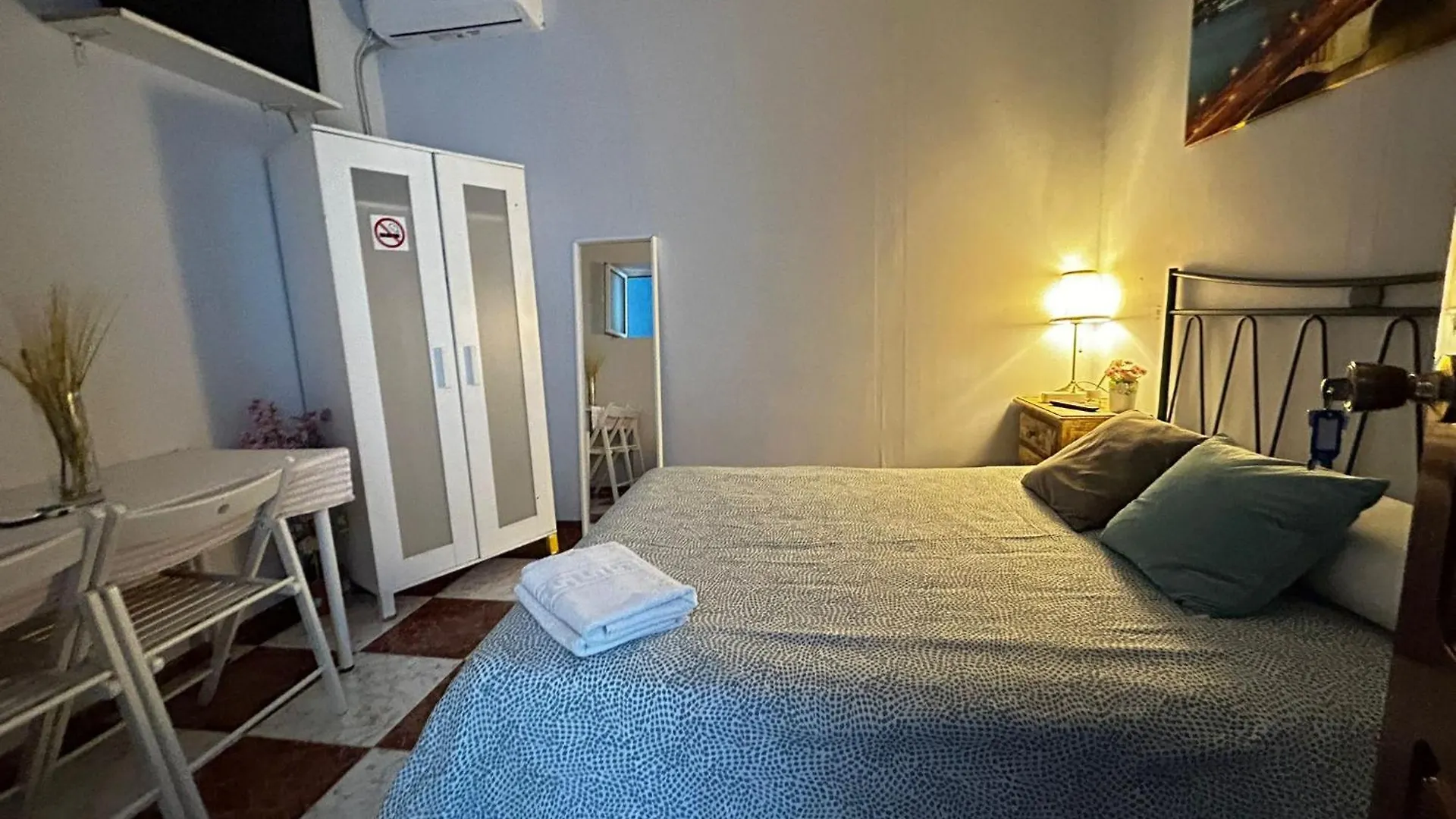Santa Isabel Low Cost Rooms In Private House Sevilha