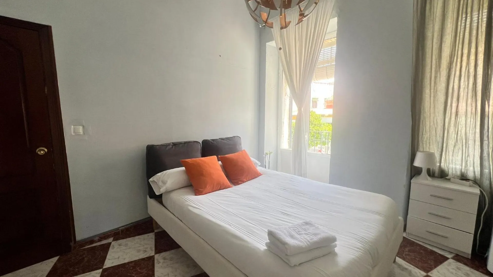 Guest house Santa Isabel Low Cost Rooms In Private House Seville