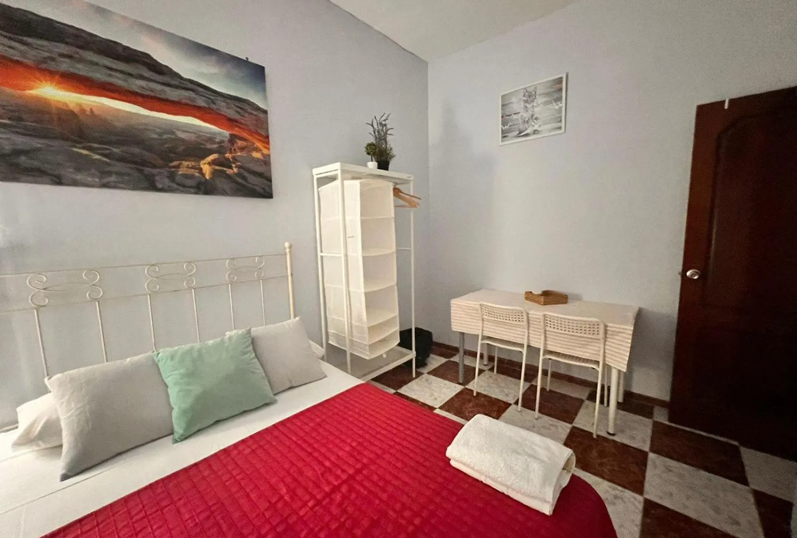 Santa Isabel Low Cost Rooms In Private House Sewilla Pensjonat